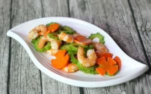 Đổi vị bữa chiều với tôm xào mướp đắng cà rốt