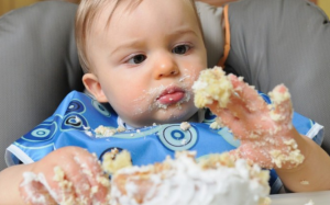 Bé nghịch đồ ăn: Càng nghịch bẩn càng học hỏi được nhiều