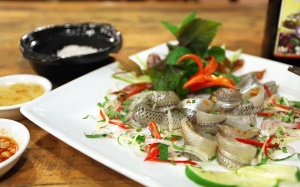 Ăn gỏi sống, rau sống: Làm sao để phòng ngừa nhiễm giun sán?