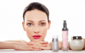 Người bị mụn nên tránh 9 thành phần sau trong mỹ phẩm