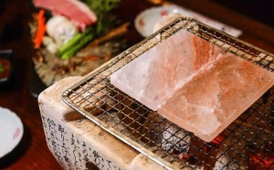 Dùng than xưa rồi, nướng thịt bằng đá muối Himalaya mới là sành ăn!