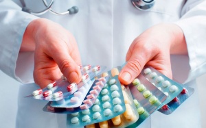 Nên uống thuốc giảm đau trước hay sau khi ăn?