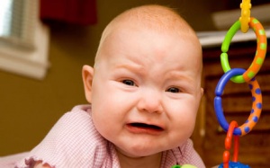 Trẻ sơ sinh bị đau bụng: Mách bố mẹ cách xoa dịu bé