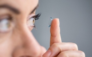 6 lời khuyên giúp bạn sử dụng kính áp tròng an toàn hơn