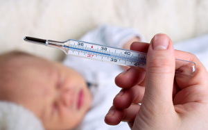 Bé bị sốt là phản ứng tốt của cơ thể, bố mẹ đừng quá lo!