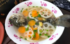 Ngọt mát canh cá chép nấu củ sen