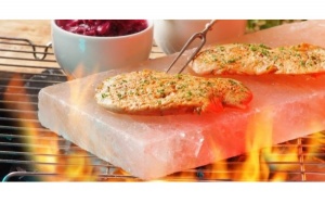 Mát trời, học ngay cách nướng thịt trên đá muối Himalaya không sợ oi khói