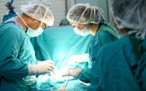 Chuyên gia người Australia khám và tư vấn miễn phí cho người phải thay khớp