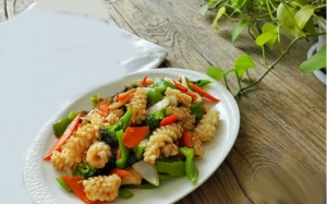 Giòn ngon món mực xào rau củ