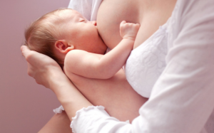 Uống rượu bia hay cà phê có ảnh hưởng đến sữa mẹ không?