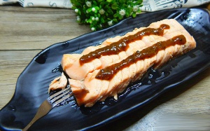 Cá hồi chiên kèm sốt tiêu đen đổi món cho ngày cuối tuần