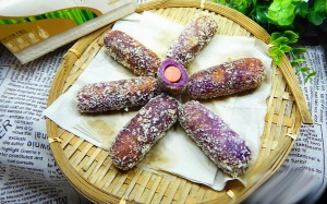 Cùng bé yêu làm khoai lang tím bọc xúc xích chiên giòn lạ miệng