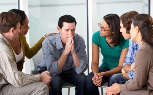 Infographic: Một vài cách khắc phục chứng sợ giao tiếp xã hội