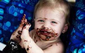 Bé mới ăn dặm, ăn chocolate có hại gì không?