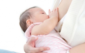 Trẻ bú sữa mẹ có cần bổ sung thêm vitamin không?