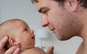 Mẹo giúp bố chăm con và gắn kết với bé nhiều hơn