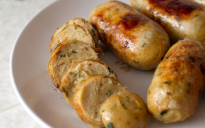 Cuối tuần mẹ làm xúc xích gà siêu ngon đãi bé yêu