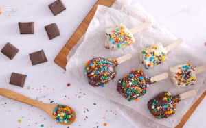 Món ăn vặt ngon: Chuối bọc chocolate ngọt ngào