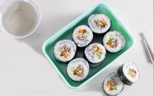 Nghỉ lễ làm cơm cuộn bò băm kiểu Hàn Quốc