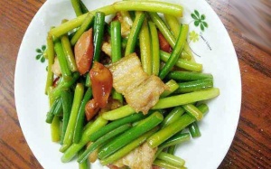 Thịt ba chỉ xào ngồng tỏi giòn ngon lạ miệng