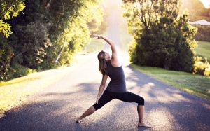 Cẩm nang du lịch 2/9: 10 bài tập yoga giúp giảm đau mỏi khi đi tàu, xe