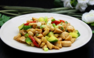 Thịt gà xào dưa chuột giòn ngọt, ăn đã miệng