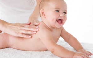Cách massage cho trẻ sơ sinh giúp bé ăn ngon, ngủ ngoan