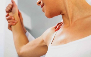 Gifographic: 7 bài tập giúp giảm đau cứng khớp vai