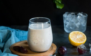 Làm sinh tố nho chuối bổ dưỡng giúp bé ngon miệng hơn