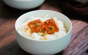 Đậu phụ sốt chua ngọt nóng hổi