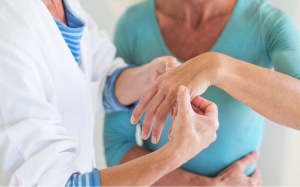 Dùng TPCN Hoàng Thấp Linh có giúp giảm viêm khớp dạng thấp?