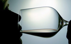 Nặng ngực, khó thở khi uống rượu vang, đâu là nguyên nhân?