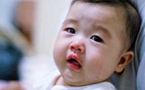 Trẻ sơ sinh bị ho, bố mẹ nên làm gì để trị ho cho bé?