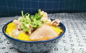 Canh móng giò ngô ngọt: Thơm ngon, giàu dinh dưỡng