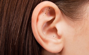 Cách xử lý mụn đầu đen trong tai đơn giản nhất