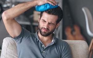 Đau đầu vào buổi sáng: Nguyên nhân vì sao?