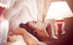 Cần làm gì trước khi đi ngủ để chăm sóc da tốt hơn?