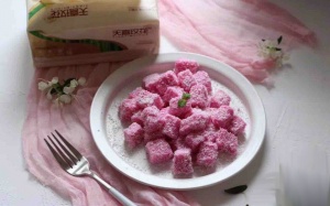 Mưa gió làm bánh thanh long ruột đỏ ngọt thơm nhâm nhi