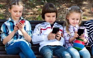 Chuyên gia tâm lý chia sẻ cách giúp trẻ thoát khỏi sự 'cám dỗ' của Ipad, smartphone