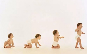 Infographic: Những “lần đầu tiên” đáng nhớ của bé