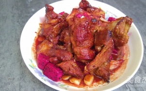 Ngon lạ: Sườn chiên xào thanh long 