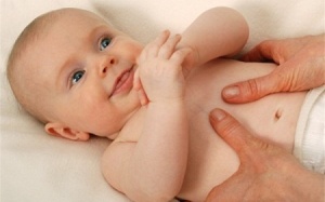 Cách massage giảm táo bón cho trẻ