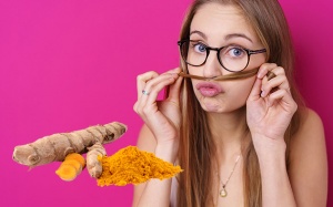 Tẩy ria mép bằng bột nghệ và sữa tươi không đau, không sưng