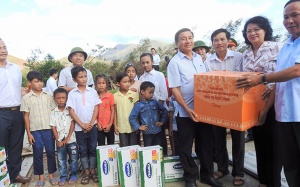 11 vạn ly sữa Vinamilk cứu trợ trẻ em vùng lũ Hà Tĩnh và Quảng Bình