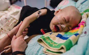 Những hình ảnh xúc động về em bé 2 tuổi ung thư gan bị mẹ bỏ rơi 