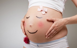 Bà bầu cần uống bao nhiêu nước/ngày?