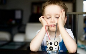 Uống sữa cũng có thể gây táo bón cho trẻ