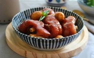 Cơm chiều lạ miệng với móng giò kho trứng cút