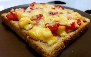 Bữa sáng nhanh gọn với bánh mì nướng giòn ngon, béo ngậy