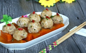 Món thịt viên hấp bí đỏ ngọt mềm tự nhiên cho bữa tối